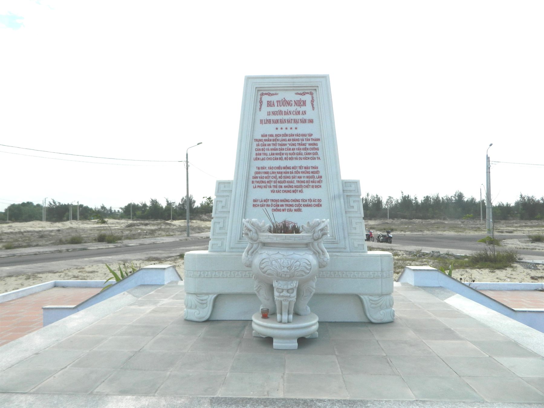 Ảnh di tích Bia tưởng niệm người dân Cẩm An
